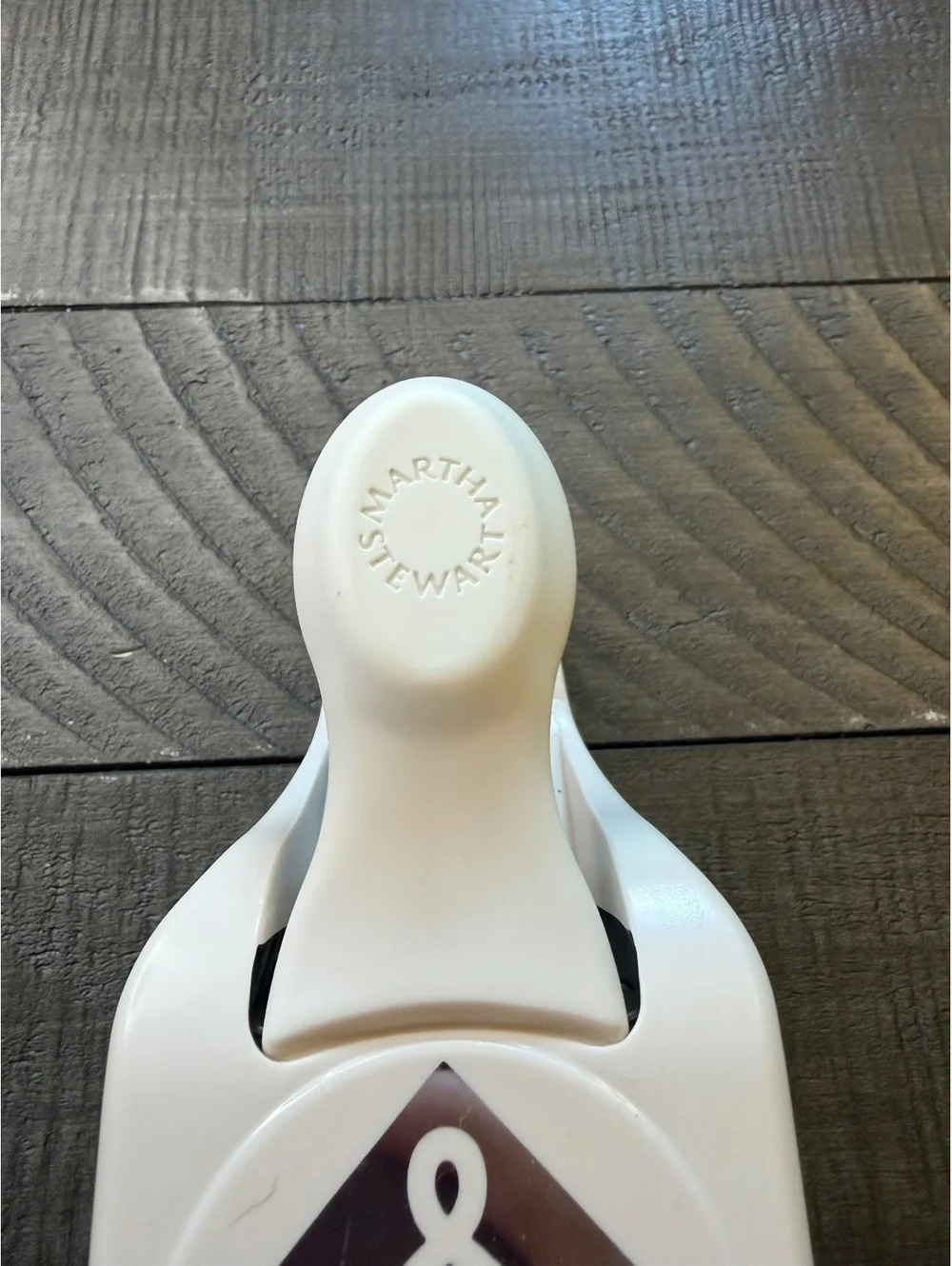 Martha Stewart Twirl Loop Corner Shape Punch